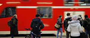 Zugverkehr am Potsdamer Hauptbahnhof.