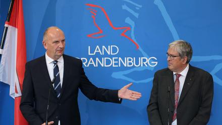 Ministerpräsident Dietmar Woidke (SPD) stellt Jörg Steinbach, Präsident der BTU Cottbus, bei einer Pressekonferenz als neuen Brandenburgischen Wirtschaftsminister vor.