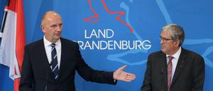 Ministerpräsident Dietmar Woidke (SPD) stellt Jörg Steinbach, Präsident der BTU Cottbus, bei einer Pressekonferenz als neuen Brandenburgischen Wirtschaftsminister vor.