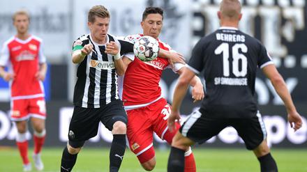 Unauffällig. Unions neuer Spieler Robert Zulj (M.), hier im Zweikampf mit Sandhausens Denis Linsmayer, ging die Torgefahr ab.