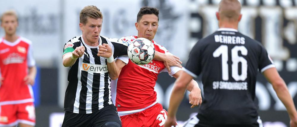 Unauffällig. Unions neuer Spieler Robert Zulj (M.), hier im Zweikampf mit Sandhausens Denis Linsmayer, ging die Torgefahr ab.