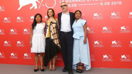 Regisseur Alfonso Cuaron mit den Schauspilerinnen Nancy Garcia (l-r), Marina de Tavira und Yalitza Aparicio in Venedig.