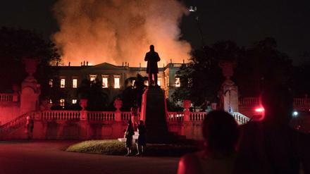 Das brasilianische Nationalmuseum in Rio de Janeiro steht in Flammen. 