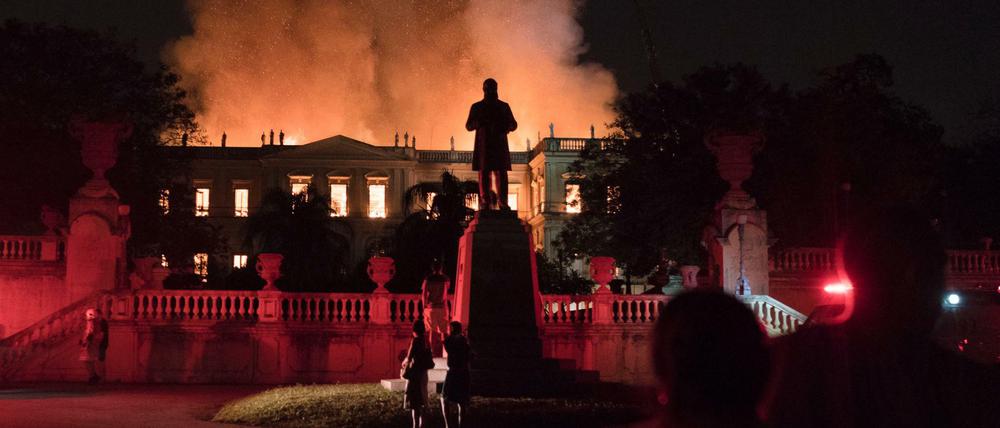 Das brasilianische Nationalmuseum in Rio de Janeiro steht in Flammen. 