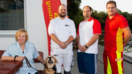 Renate Wilkening und ihr Sohn Philipp, Thiemo Klawa (DLRG-Bezirksleiter) und Aljoscha Schrage vom Rettungsdienst (v.li.).