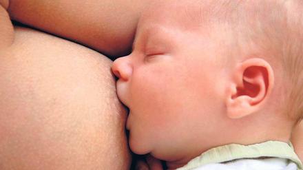 Wenn noch was übrig ist. Mütter können überschüssige Milch in sogenannten Frauenmilchbänken spenden.