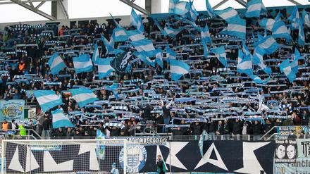 Hellblau statt braun. Nicht alle Fans des Chemnitzer FC gehören der rechten Szene an - einige aber schon.