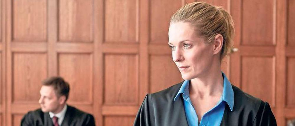 Die blinde Anwältin Romy Heiland (Lisa Martinek) weiß sich vor Gericht zu orientieren.