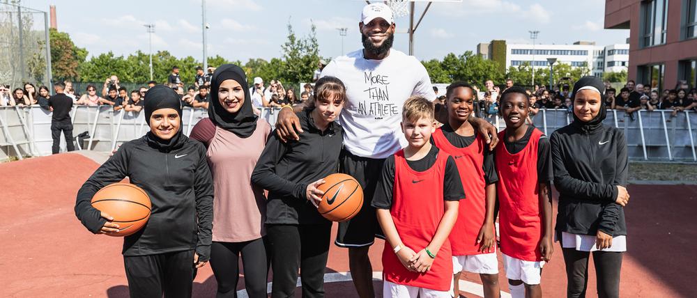 Gruppenbild mit Superstar: LeBron James tourt seit Sonntag durch Berlin.