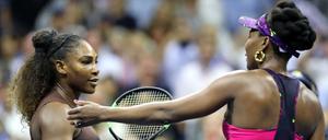 Gewinnerin, Verliererin. Serena Williams (l.) nimmt die Glückwünsche von Schwester Venus Williams in New York entgegen.