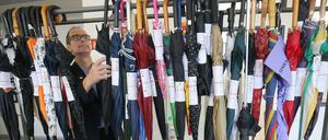 Vor allem Schirme sammeln sich an. Und das trotz ausbleibendem Regen.