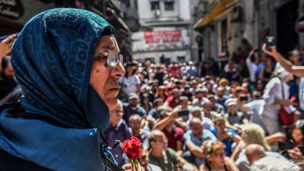 Eine der türkischen "Samstags-Mütter", die von der Regierung Aufklärung über das Schicksal vermisster Familienangehöriger verlangen.