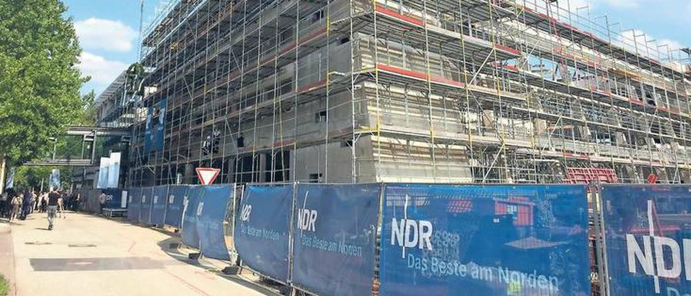 Eine lohnende Investition. In Hamburg wird gerade ein Nachrichtenhaus für ARD-aktuell gebaut. Dort wird ein gemeinsamer Newsroom für „Tagesschau“, „Tagesthemen“, „tagesschau 24“ und den Internetauftritt tagesschau.de eingerichtet. 