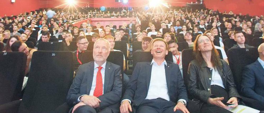 „Godfather of Deutsche Bahn“. Amüsiert verfolgt Bahn-Chef Lutz die Schau der Auszubildenden im Cubix-Kino am Alexanderplatz.