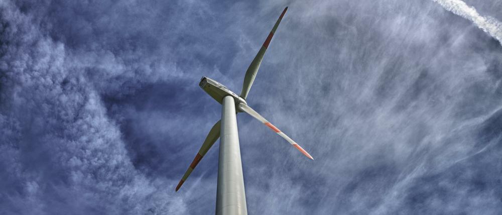 Windrad gegen bewölkten Himmel