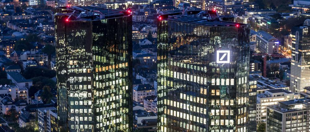 Die Zentrale der Deutschen Bank im letzten Licht des Tages (Archivbild)