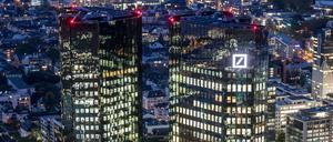 Die Zentrale der Deutschen Bank im letzten Licht des Tages (Archivbild)