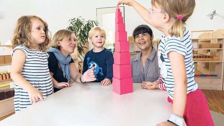 Moderne Zeiten. Der Kindergarten in Westdeutschland galt bis in die 1990er hinein eher als fragwürdiger Aufbewahrungsort denn als pädagogische Einrichtung. Inzwischen hat sich das gravierend geändert. Ohne gute Kinderbetreuung lässt sich die Erwerbstätigenquote von Frauen nicht erhöhen. 