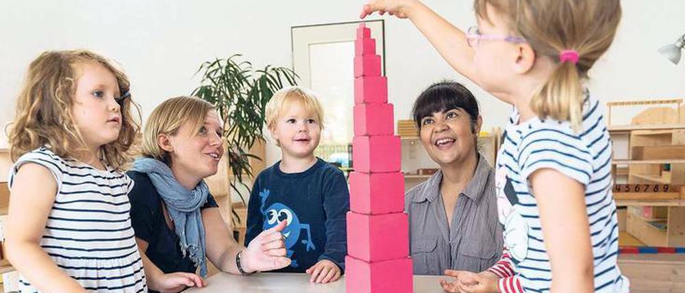 Moderne Zeiten. Der Kindergarten in Westdeutschland galt bis in die 1990er hinein eher als fragwürdiger Aufbewahrungsort denn als pädagogische Einrichtung. Inzwischen hat sich das gravierend geändert. Ohne gute Kinderbetreuung lässt sich die Erwerbstätigenquote von Frauen nicht erhöhen. 