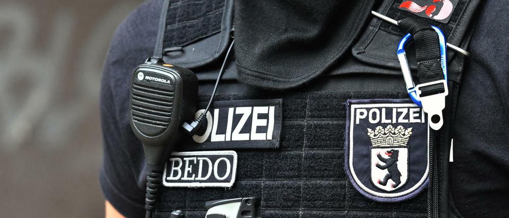 Im Einsatz. Polizeibeamter bei einer Razzia gegen einen kriminellen Clan in Neukölln. 