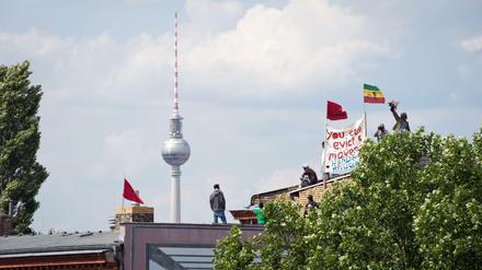 Ein Bild von Juni 2014. Geflüchtete protestieren gegen die Räumung der Kreuzberger Gerhart-Hauptmann-Schule
