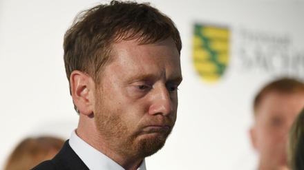 Der Ministerpräsident von Sachsen, Michael Kretschmer (CDU) steht beim Sachsengespräch im Stadion des Chemnitzer FC. 