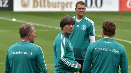 Unter Beobachtung. Bundestrainer Joachim Löw (M.), umgeben von Co-Trainer Sorg (r.), Torwarttrainer Andreas Köpke (l.) und Kapitän Manuel Neuer.