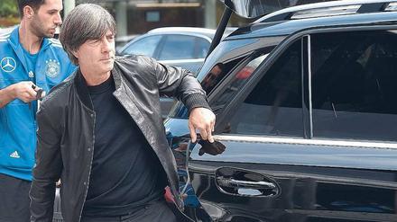 Ganz in Schwarz. Bundestrainer Joachim Löw weiß, dass er Ergebnisse liefern muss.