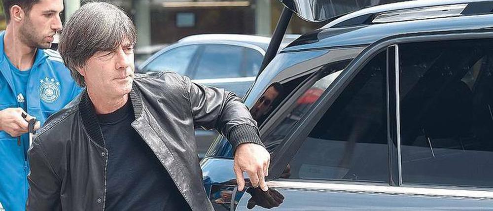 Ganz in Schwarz. Bundestrainer Joachim Löw weiß, dass er Ergebnisse liefern muss.