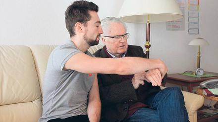 Hausbesuch. Der Krankenpfleger Benjamin Diewald ist in seinem Kiez unterwegs. Weite Anfahrten fallen weg – das spart Zeit. 