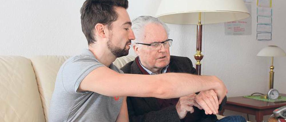 Hausbesuch. Der Krankenpfleger Benjamin Diewald ist in seinem Kiez unterwegs. Weite Anfahrten fallen weg – das spart Zeit.