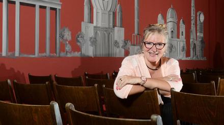 Sängerin Marga Bach in ihrem neuen Berliner Mundart-Theater "Berliner Schnauze".