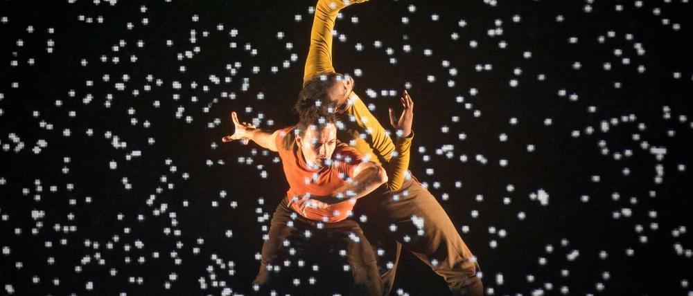 Flirrendes Schneegestöber. Szene aus "Pixel" bei Tanz im August.