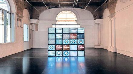 Durchlässig für Informationen. Adrian Pipers „Mauer“, eine Videoinstallation von 2010. Fernsehmonitore, Videos mit zufällig programmierten Bildern, frische Rosen, Format variabel. Installationsansicht: Käthe-Kollwitz-Preis 2018. Adrian Piper. Akademie der Künste, Berlin, Sep-Okt 2018.