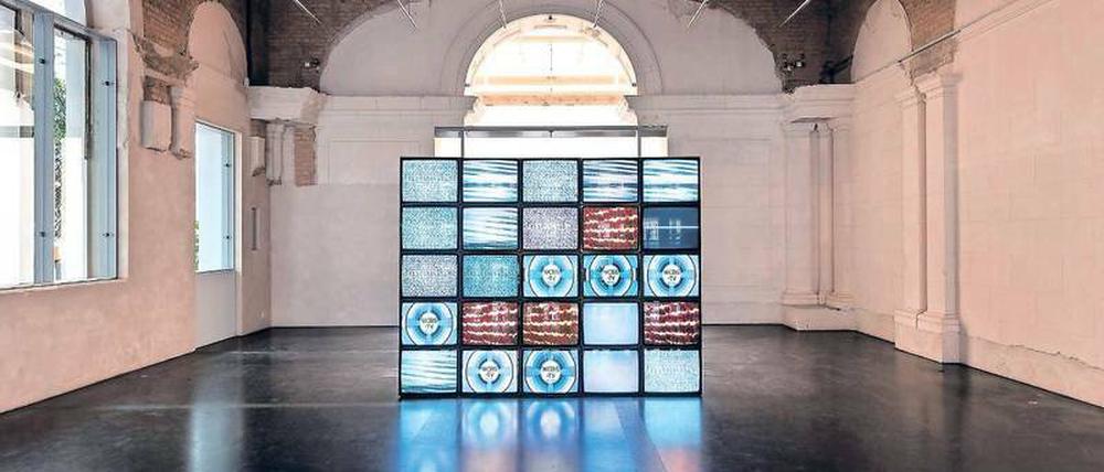 Durchlässig für Informationen. Adrian Pipers „Mauer“, eine Videoinstallation von 2010. Fernsehmonitore, Videos mit zufällig programmierten Bildern, frische Rosen, Format variabel. Installationsansicht: Käthe-Kollwitz-Preis 2018. Adrian Piper. Akademie der Künste, Berlin, Sep-Okt 2018.