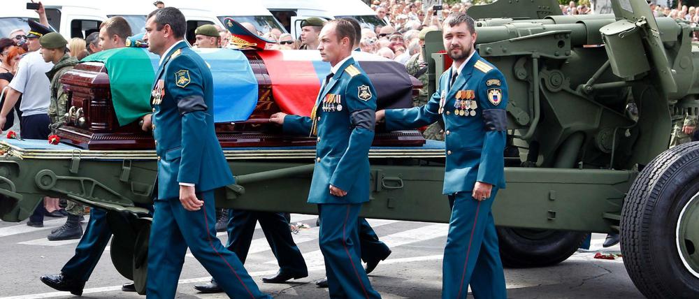 Der Sarg von Separatistenführer Alexander Sachartschenko wird auf einer Lafette mit einer Ehrengarde durch die Stadt geführt.