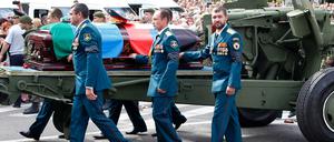 Der Sarg von Separatistenführer Alexander Sachartschenko wird auf einer Lafette mit einer Ehrengarde durch die Stadt geführt. 