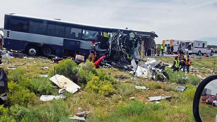 Ersthelfer an der Interstate 40. Bei einem schweren Busunglück im US-Staat New Mexico sind mehrere Menschen ums Leben gekommen.