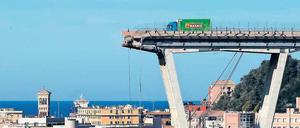Der LKW kam an der Bruchkante zum Stehen. 