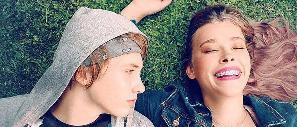In weiter Ferne, so nah. Der 16-jährige Jonas (Michelangelo Fortuzzi) ist in seine beste Freundin Isy (Milena Tscharntke) verliebt, aber die steht auf ältere Jungs.