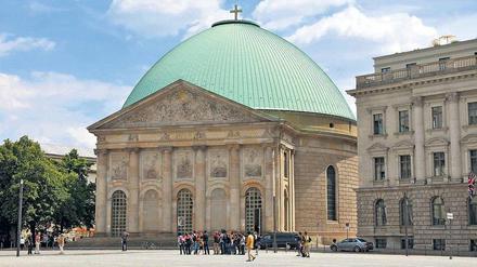 Einzigartig rund. Die St.-Hedwigs-Kathedrale am Bebelplatz soll zu einem Aushängeschild in der Bundesrepublik werden. So will es das Erzbistum Berlin, deshalb soll unter anderem der Hauptaltar an eine neue Stelle kommen. Doch viele Kritiker betrachten das als Zerstörung eines Gesamtkunstwerks. 