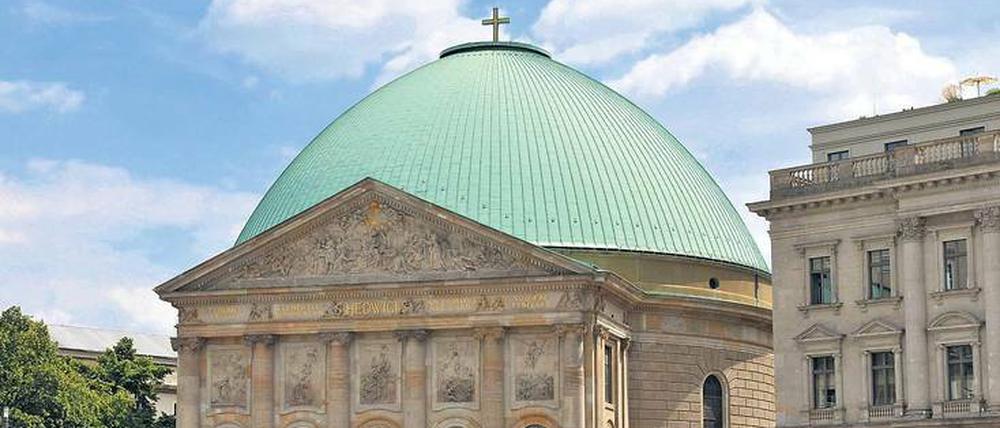Einzigartig rund. Die St.-Hedwigs-Kathedrale am Bebelplatz soll zu einem Aushängeschild in der Bundesrepublik werden. So will es das Erzbistum Berlin, deshalb soll unter anderem der Hauptaltar an eine neue Stelle kommen. Doch viele Kritiker betrachten das als Zerstörung eines Gesamtkunstwerks.