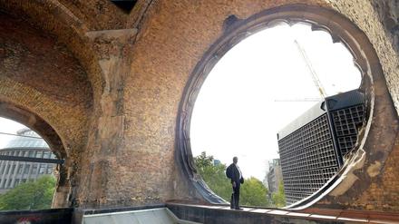 Pfarrer Martin Germer auf der Empore der Kaiser-Wilhelm-Gedächtniskirche, die er zum Ausstellungsaal machen möchte.