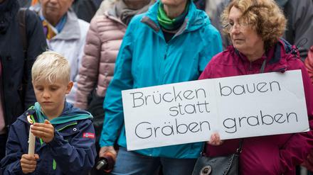 Teilnehmer einer Kundgebung am Samstag in Chemnitz. 