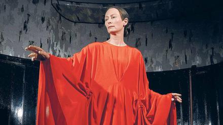 Tilda Swinton als Anführerin eines Hexenkults in Berlin.