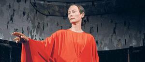 Tilda Swinton als Anführerin eines Hexenkults in Berlin.