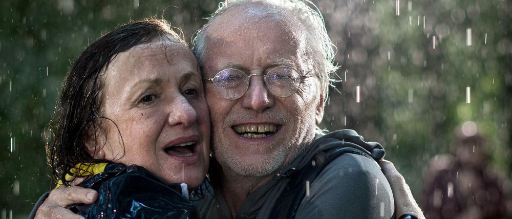 Letzte Umarmung. Anna (Irene Fischer) und ihr geliebter Hans (Joachim Luger).