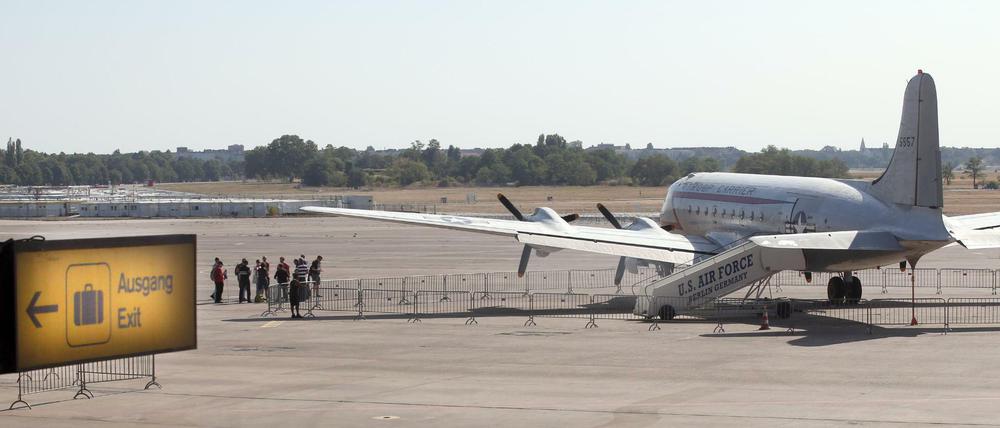 Ein "Rosinenbomber" vom Typ Douglas DC-4 Skymaster auf dem Vorfeld des ehemaligen Flughafens Tempelhof.