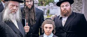 Rieven (Ruben Niborski, 2. v. r.) und sein Vater Menashe (Menashe Lustig, rechts). 