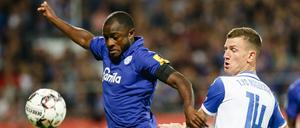 Holstein Kiel, mit David Kinsombi (links), setzte sich kurz vor Schluss gegen die Magdeburger durch.